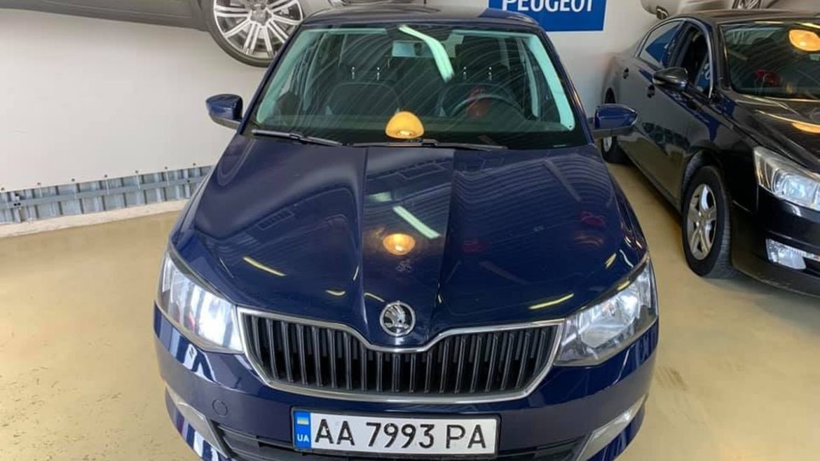 Автомобіль у автосалоні перед видачею клієнту