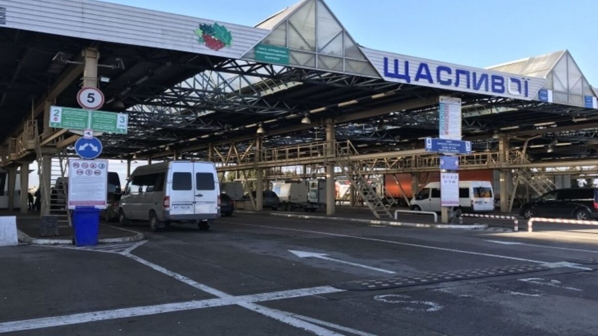Перевірка документів автомобіля на пункті пропуску через кордон України