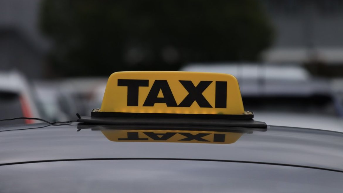 Ліхтар з написом TAXI на даху автомобіля