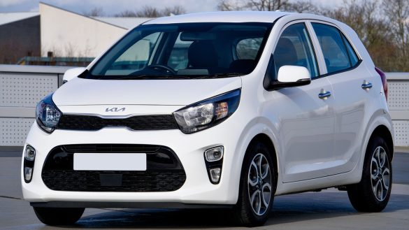 Білий компактний хетчбек Kia Picanto припаркований на міській вулиці