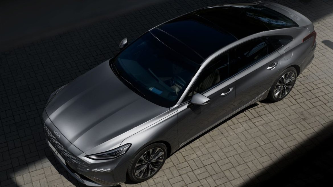 Сріблястий седан Kia Optima, вид згори