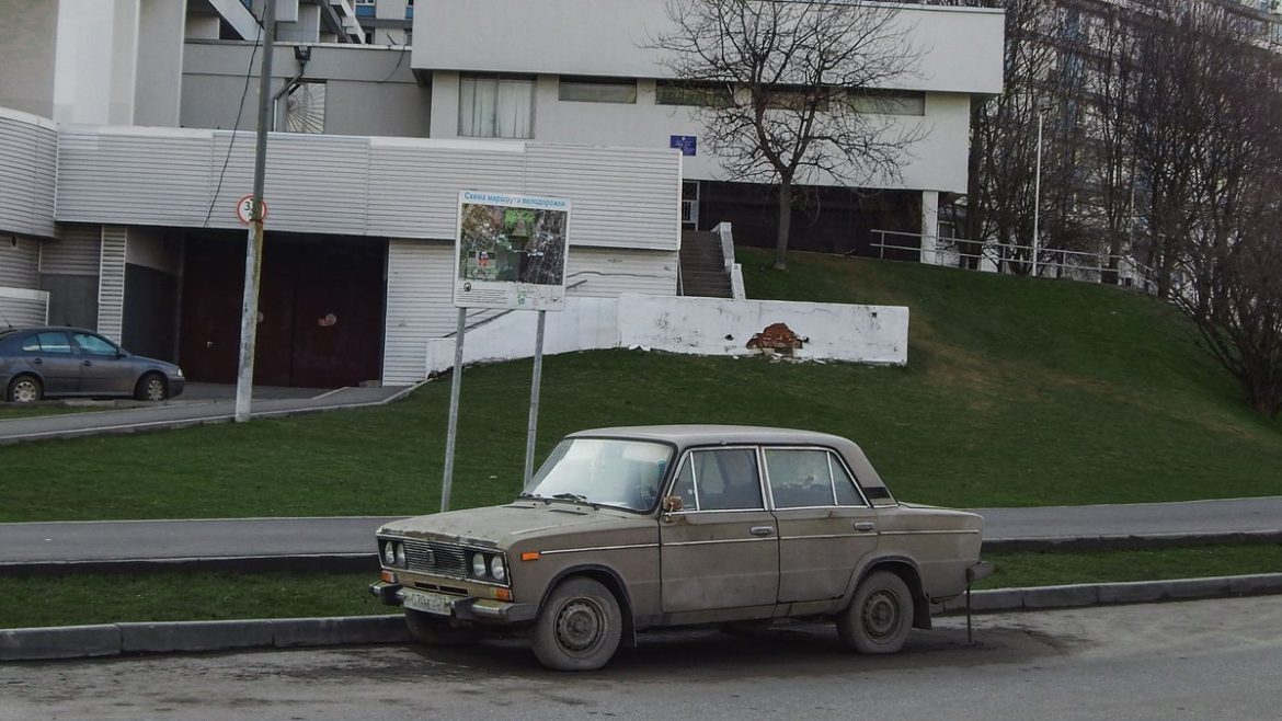 Lada 1500 на міській вулиці