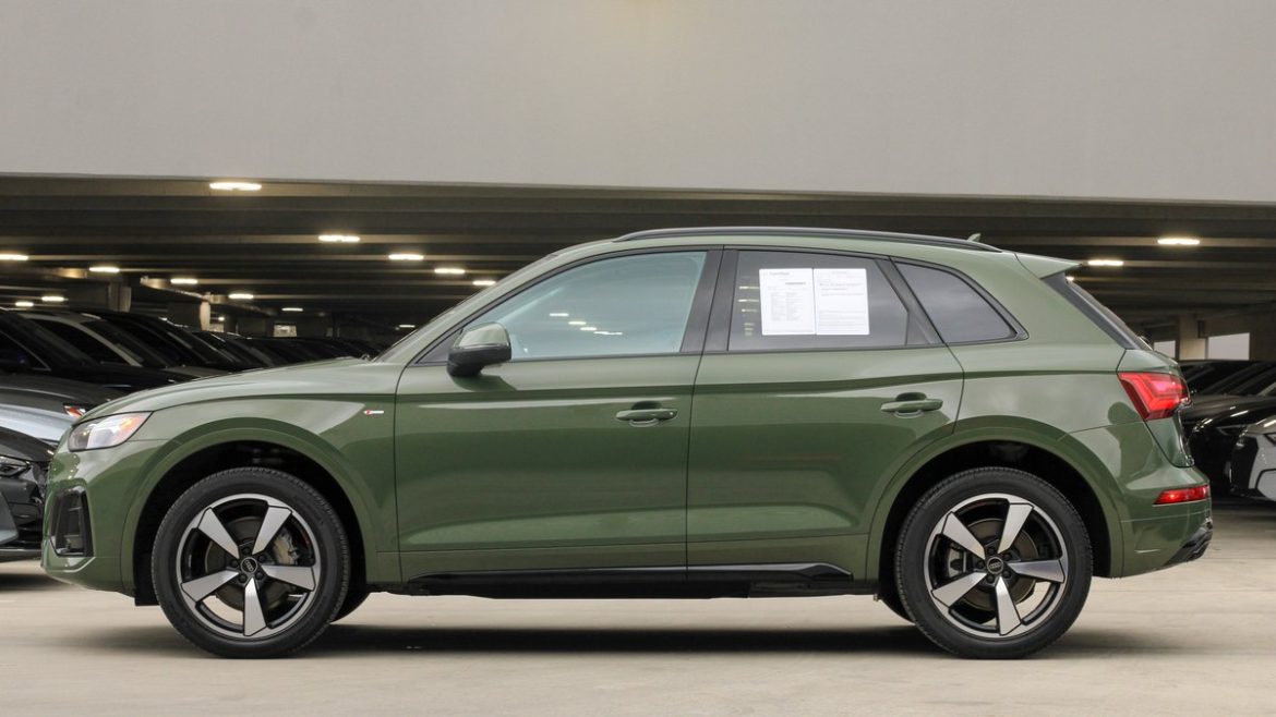 Зелений Audi Q5 на паркінгу, вид збоку