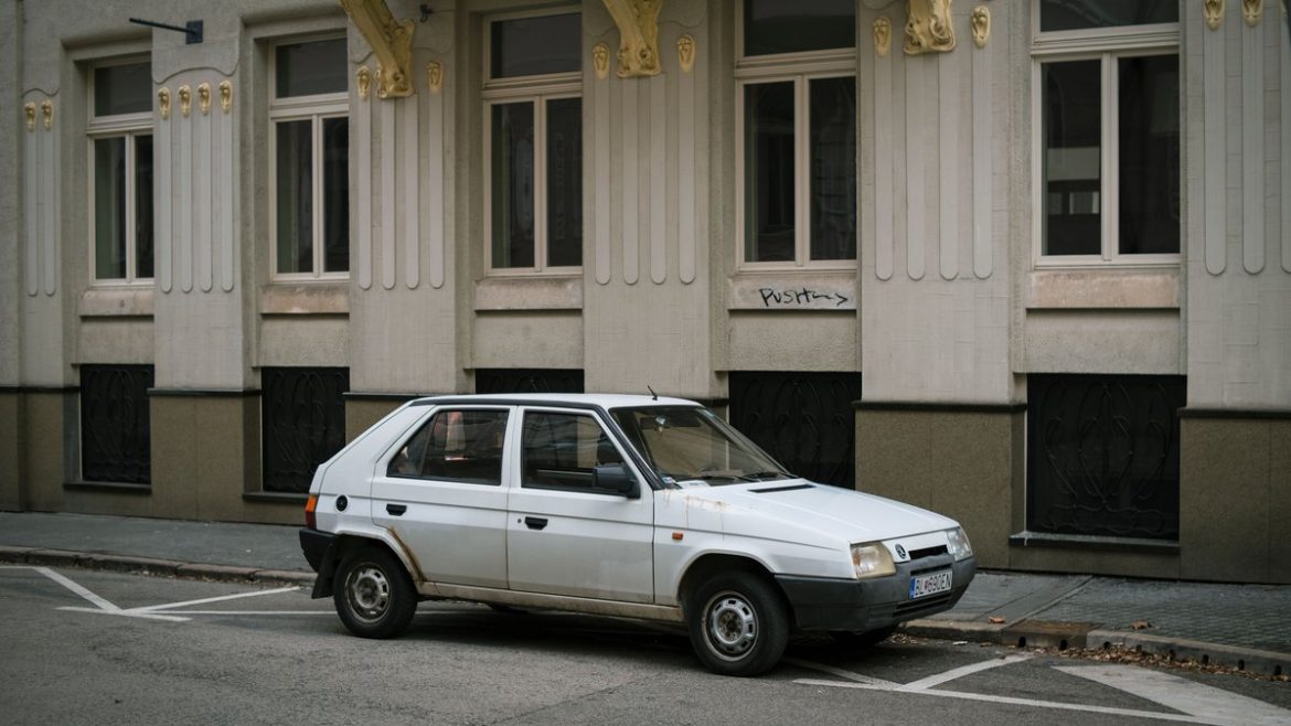 Білий хетчбек Skoda 1990-х біля будинку