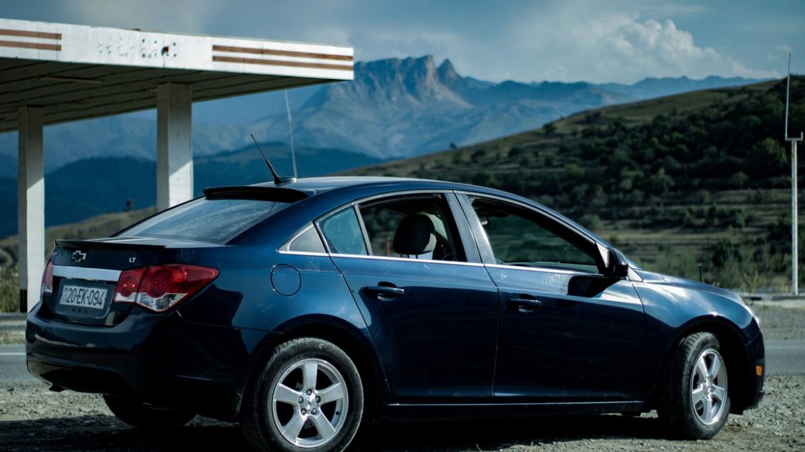 Chevrolet Cruze на заправці