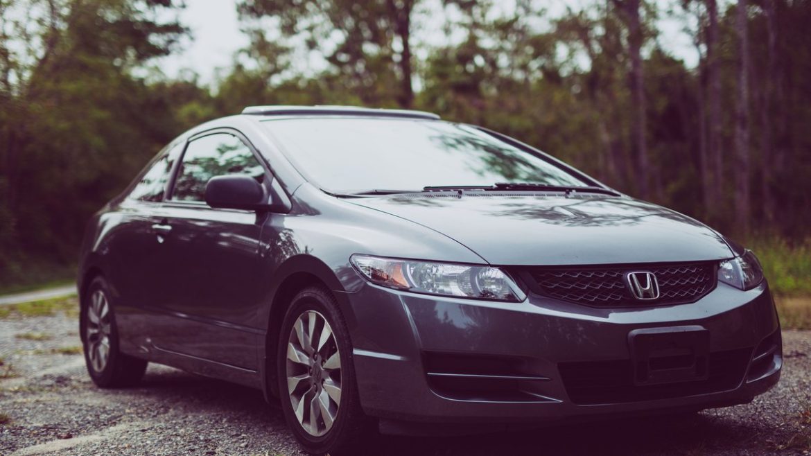 Сірий Honda Civic восьмого покоління на парковці