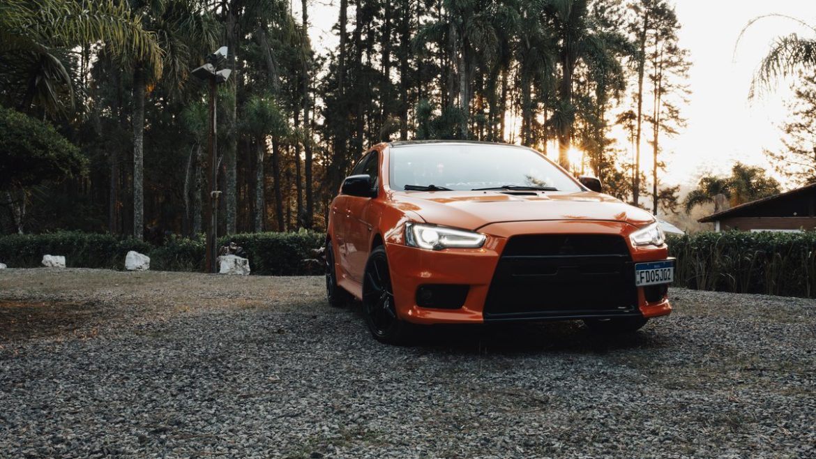 Помаранчевий Mitsubishi Lancer X на парковці