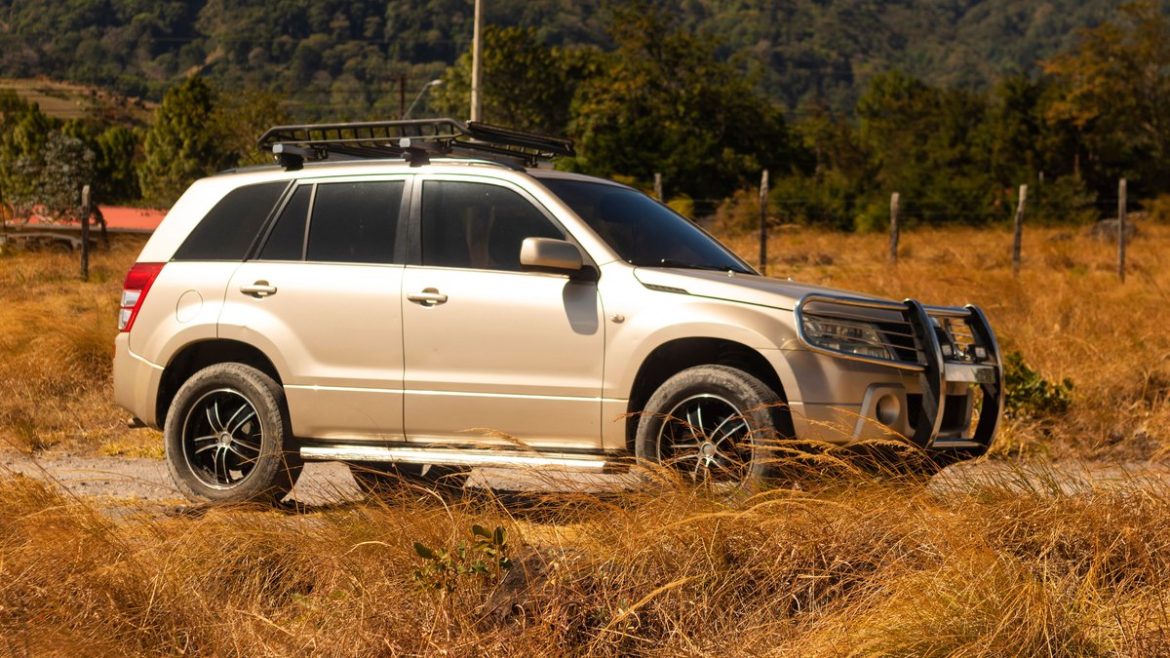 Suzuki Grand Vitara у полі
