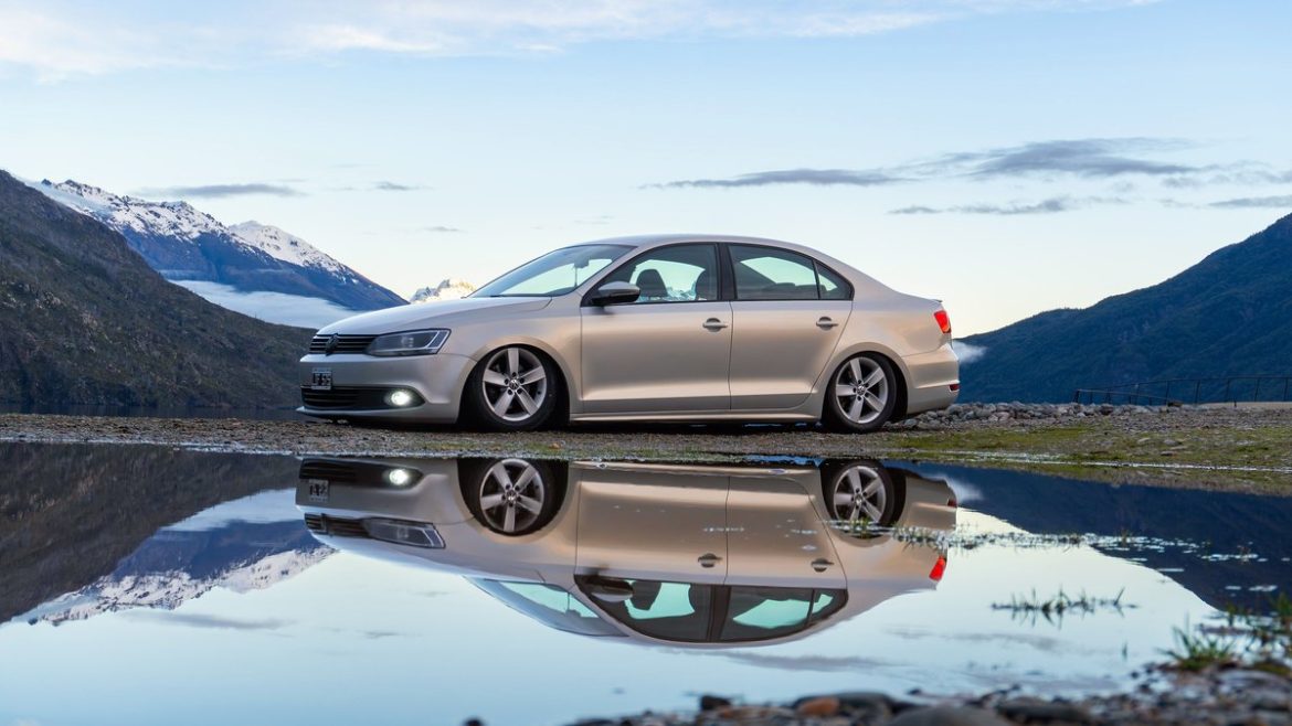 Volkswagen Jetta біля озера