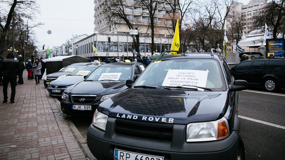 Автомобілі на іноземних номерних знаках на вулиці міста