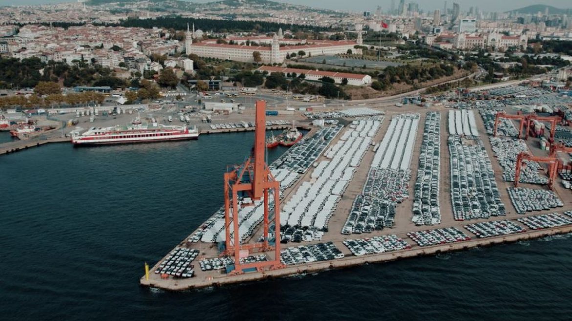 Автомобільний термінал у морському порту з рядами авто
