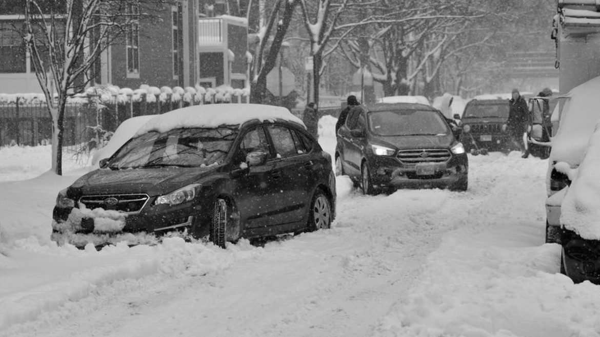 Автомобілі, що застрягли на засніженій вулиці