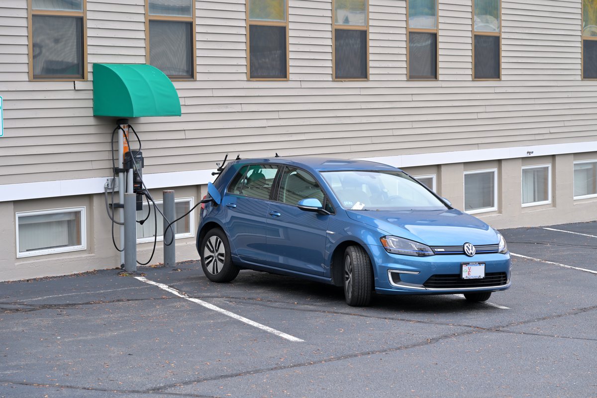 Volkswagen e-Golf на зарядці, живе фото