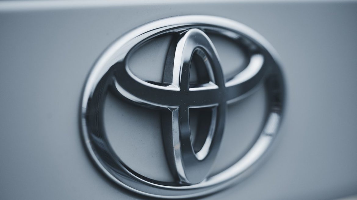 Хромований знак Toyota на кузові крупним планом