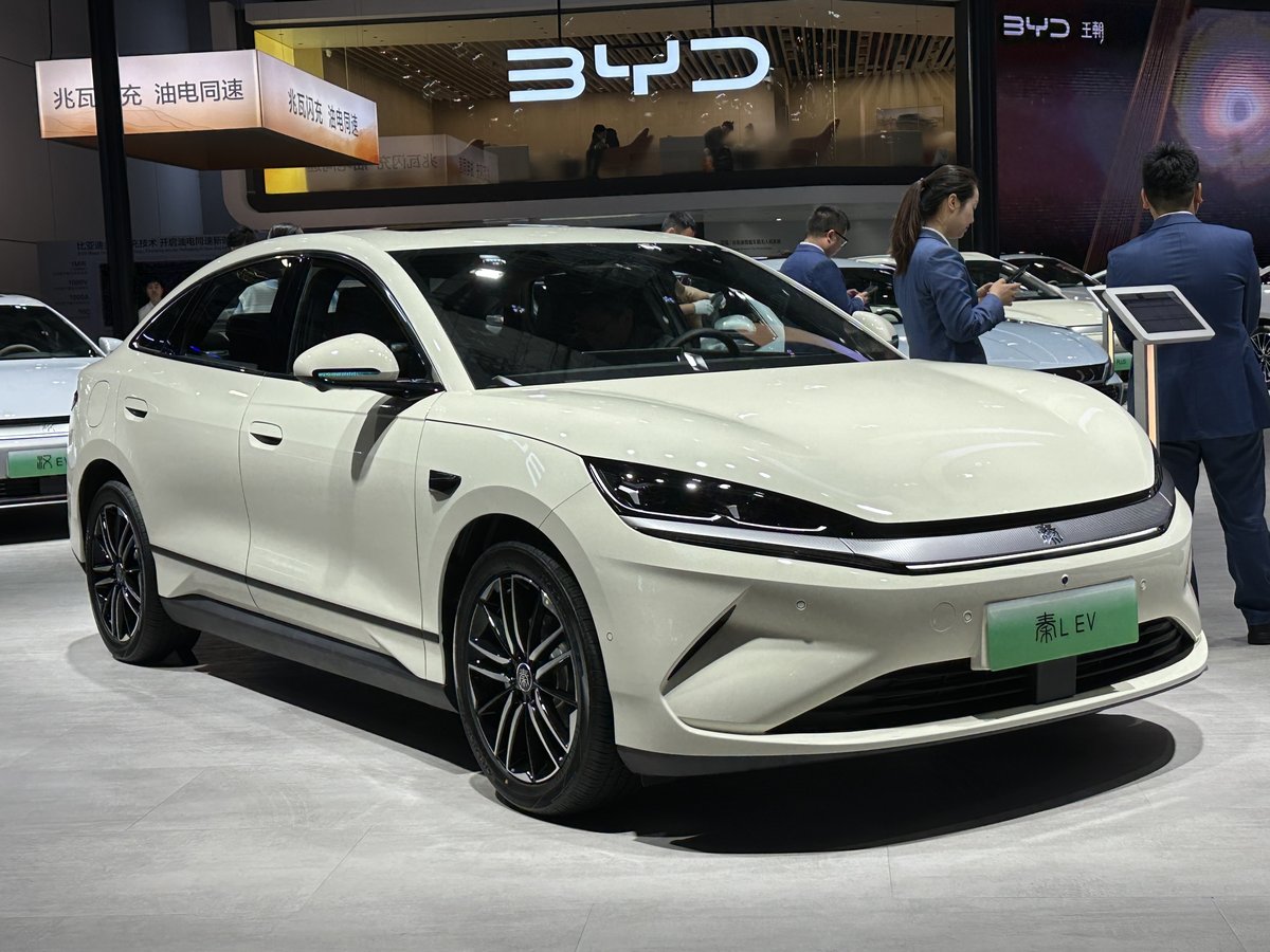 BYD Qin L EV, живе фото