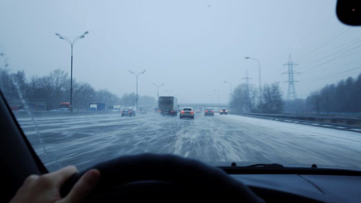 Автомобіль на слизькій зимовій дорозі