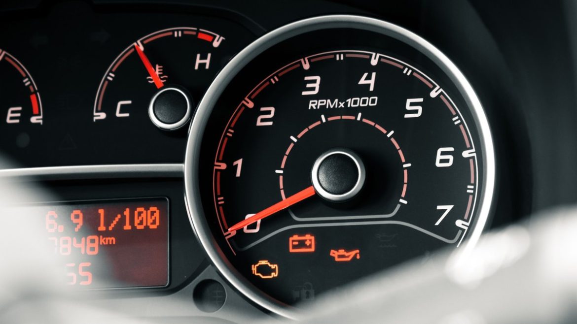 Панель приладів із увімкненим індикатором Check Engine поруч із червоними лампами акумулятора і тиску масла