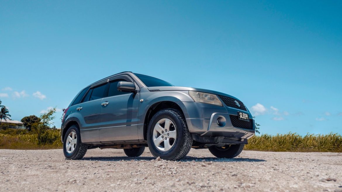 Suzuki Grand Vitara на гравійній дорозі