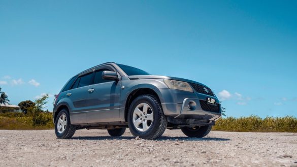 Suzuki Grand Vitara на гравійній дорозі