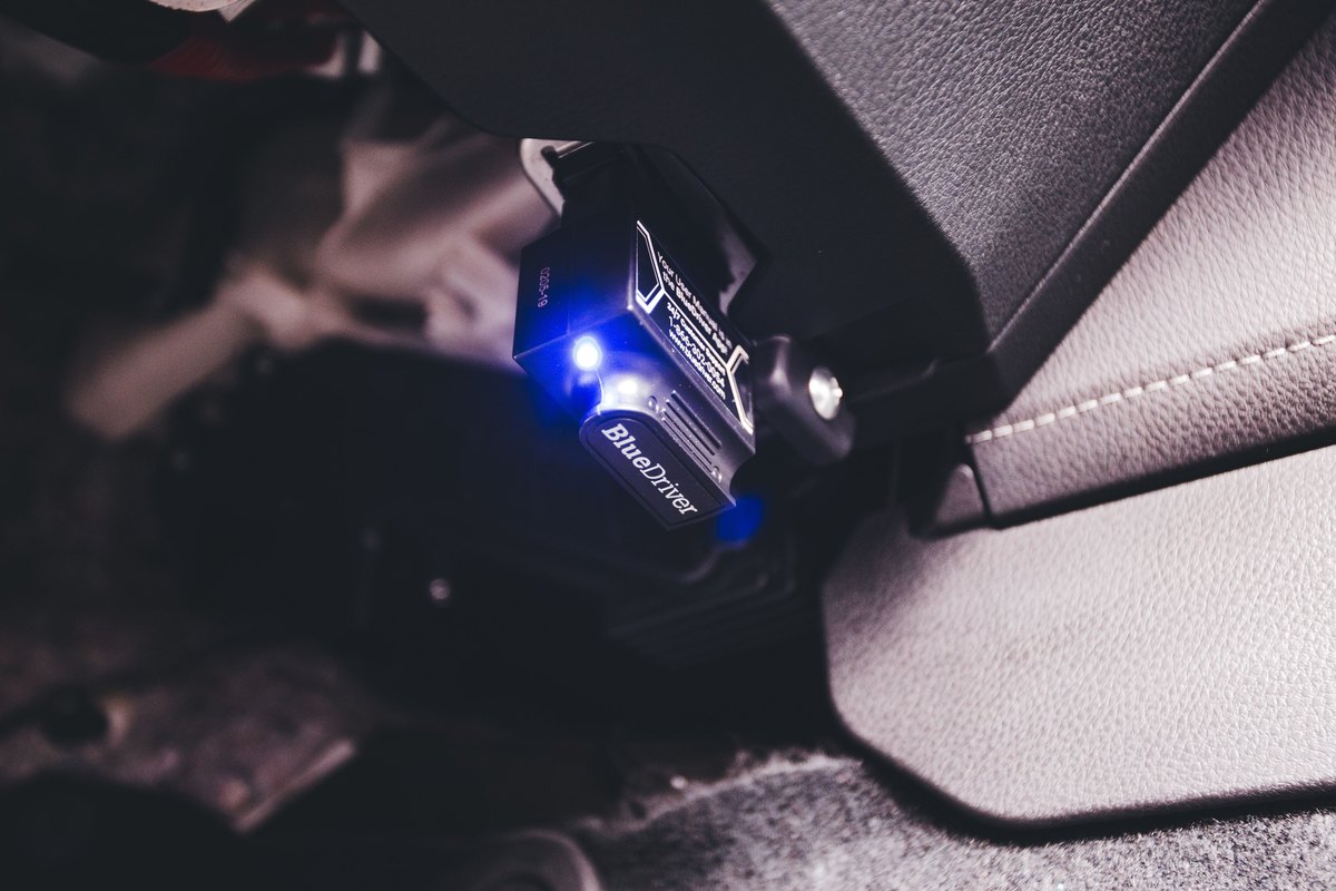 Bluetooth-адаптер OBD-II, вставлений у діагностичний роз'єм під панеллю авто