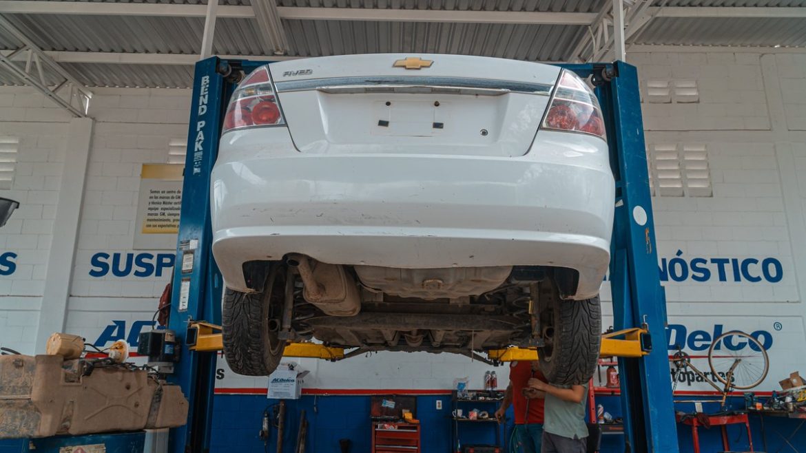 Легковий автомобіль на підйомнику станції технічного контролю