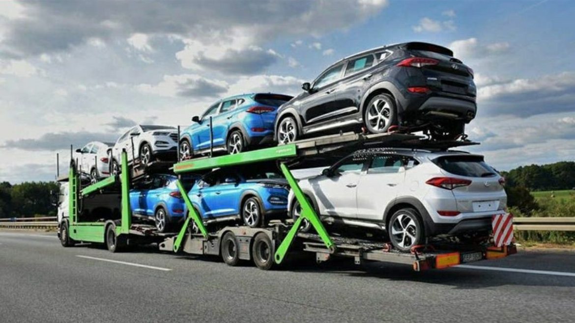 Автовоз з автомобілями на європейській трасі