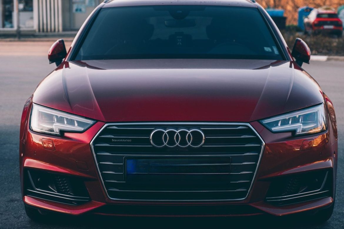 Audi A4 B9: червоний седан спереду на міському тлі
