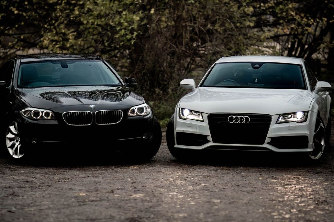 Audi і BMW: два седани поруч на гравійному майданчику