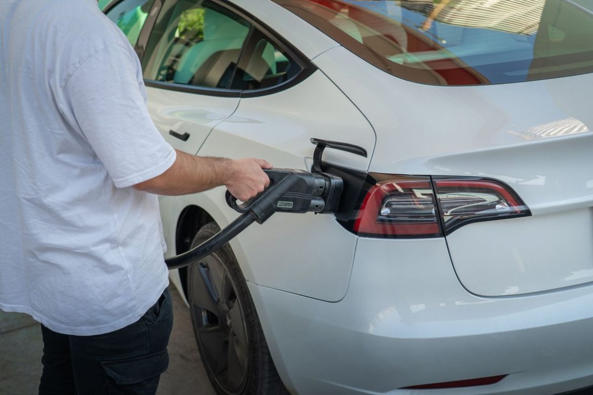 Електромобіль Tesla Model 3 заряджається на станції швидкої зарядки