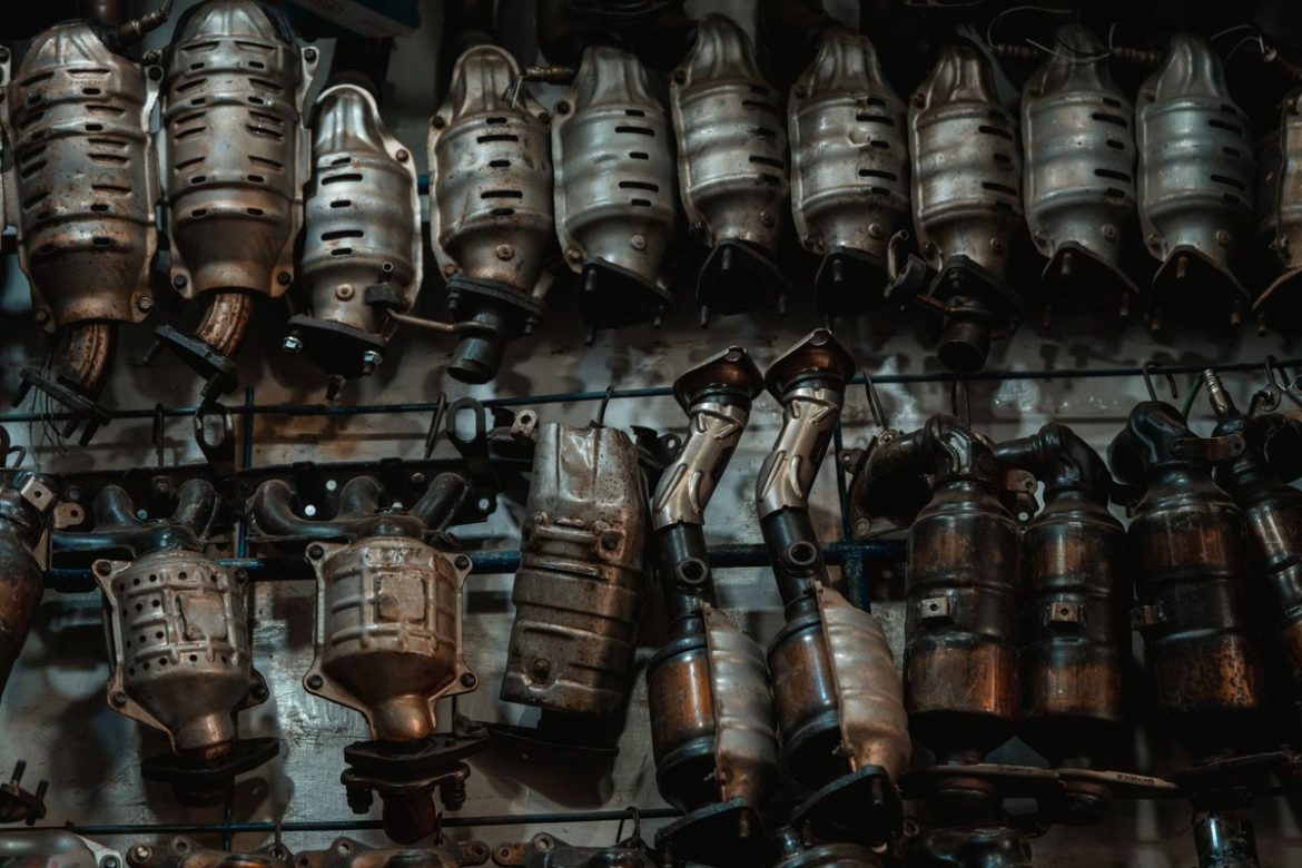 Зняті каталізатори і сажові фільтри на стелажі СТО: видалення DPF і EGR